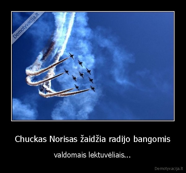 Chuckas Norisas žaidžia radijo bangomis - valdomais lektuvėliais...