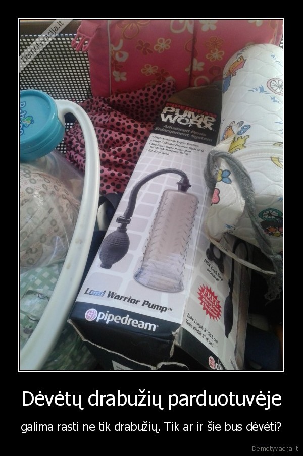 Dėvėtų drabužių parduotuvėje - galima rasti ne tik drabužių. Tik ar ir šie bus dėvėti?