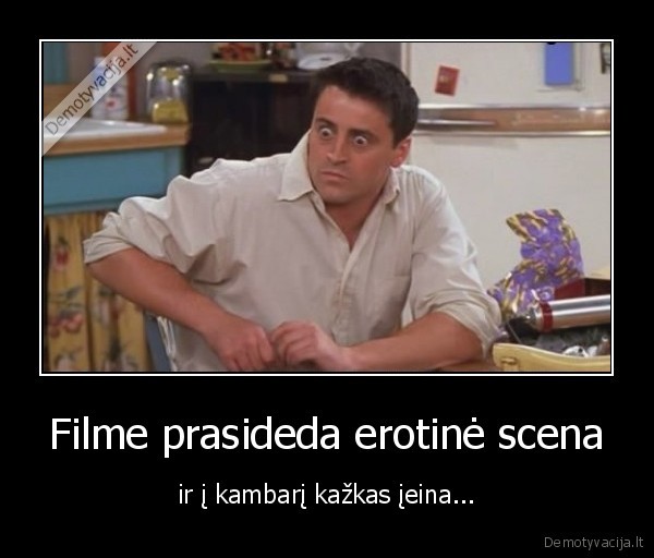 Filme prasideda erotinė scena - ir į kambarį kažkas įeina...