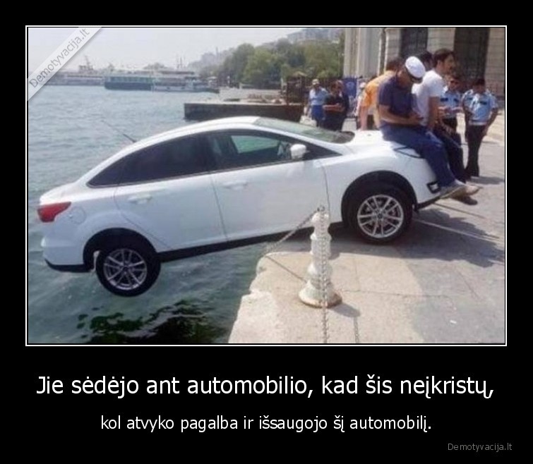 Jie sėdėjo ant automobilio, kad šis neįkristų, - kol atvyko pagalba ir išsaugojo šį automobilį.