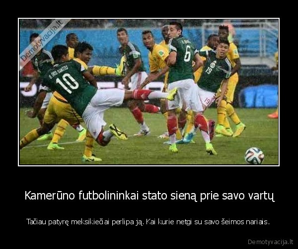 Kamerūno futbolininkai stato sieną prie savo vartų - Tačiau patyrę meksikiečiai perlipa ją. Kai kurie netgi su savo šeimos nariais.