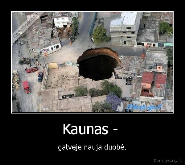 Kaunas -  - gatvėje nauja duobė.