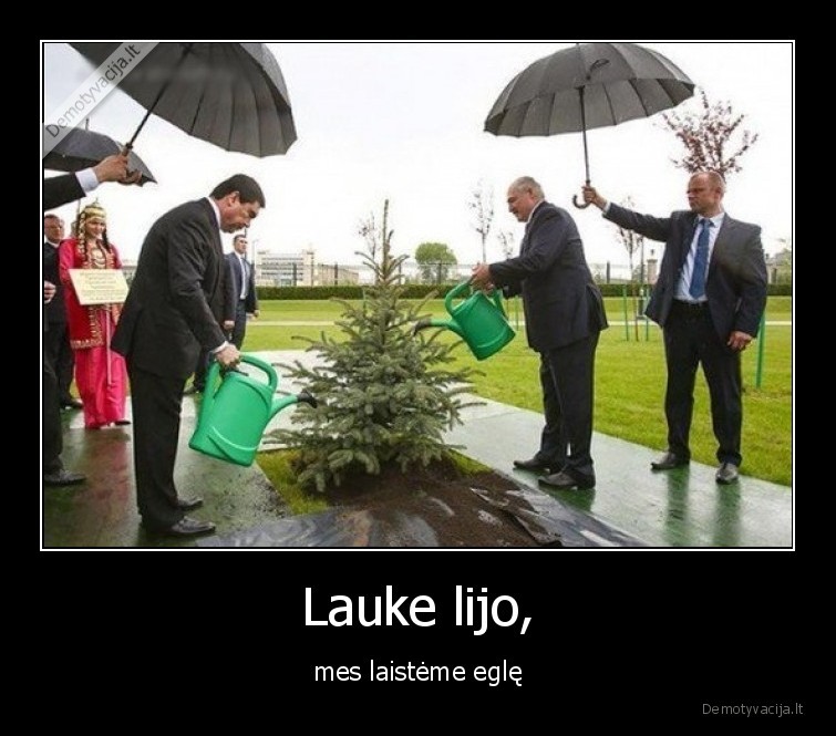 Lauke lijo, - mes laistėme eglę