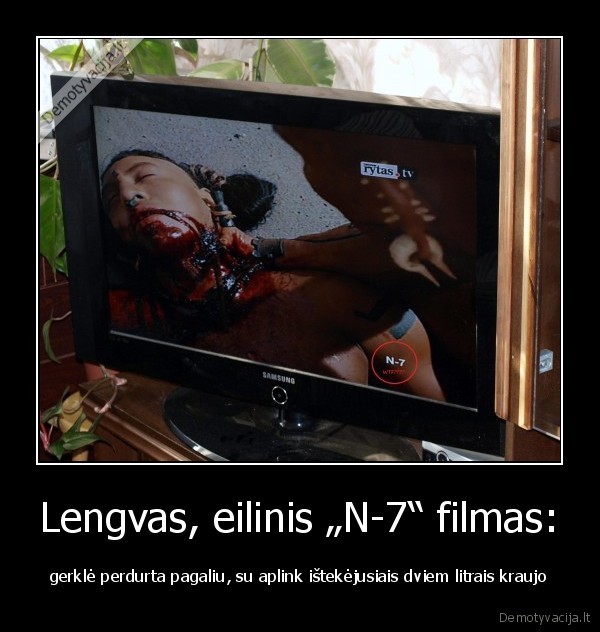 Lengvas, eilinis „N-7“ filmas: - gerklė perdurta pagaliu, su aplink ištekėjusiais dviem litrais kraujo