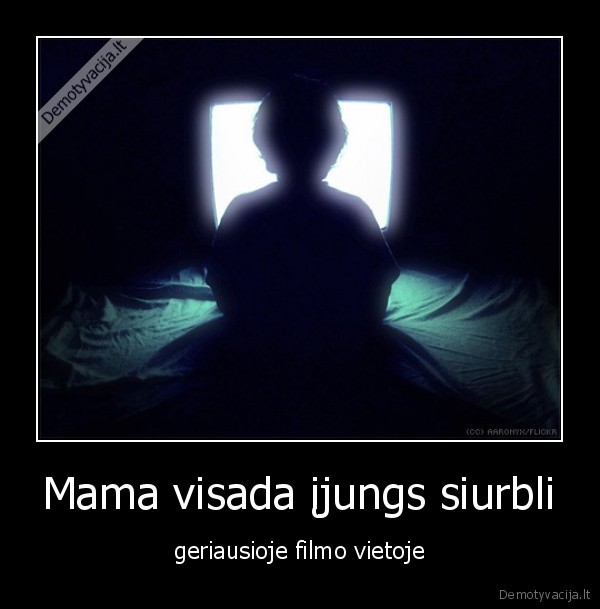 Mama visada įjungs siurbli - geriausioje filmo vietoje