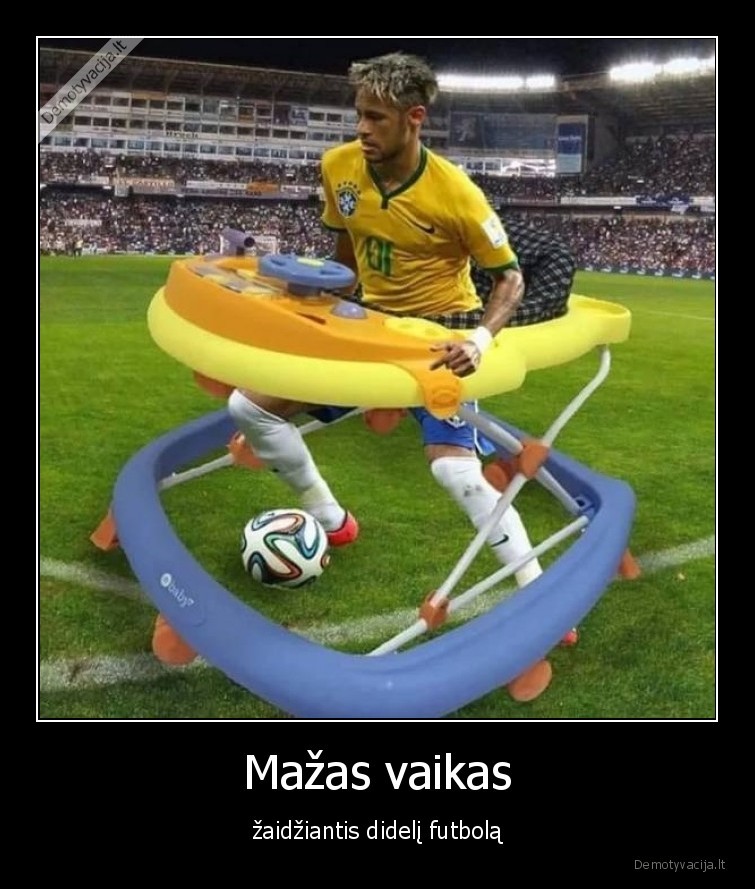 Mažas vaikas - žaidžiantis didelį futbolą