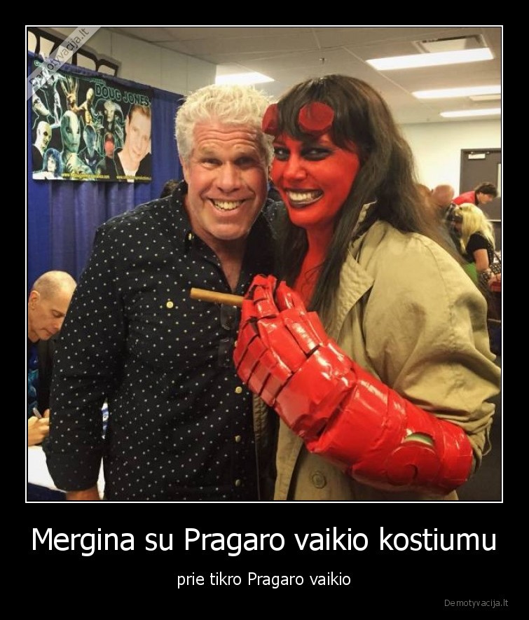 Mergina su Pragaro vaikio kostiumu - prie tikro Pragaro vaikio