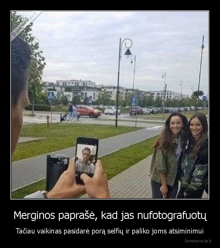 Merginos paprašė, kad jas nufotografuotų - Tačiau vaikinas pasidarė porą selfių ir paliko joms atsiminimui