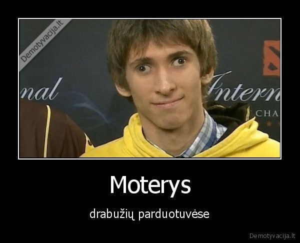 Moterys - drabužių parduotuvėse