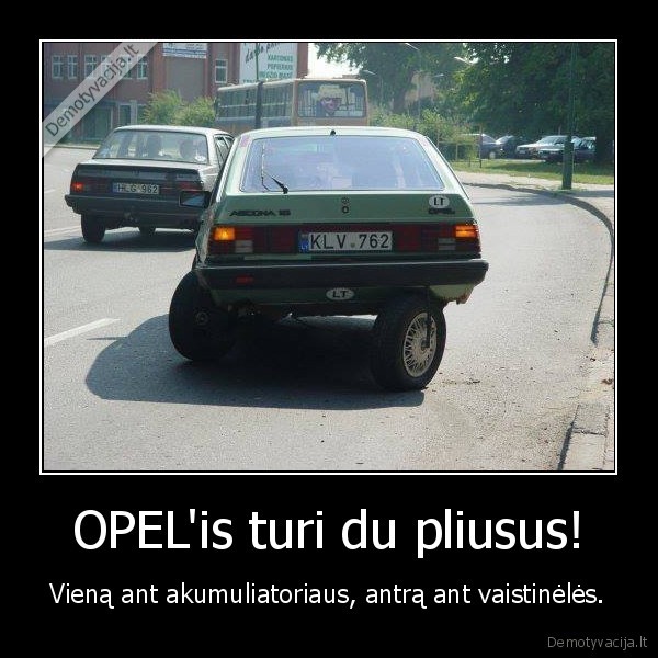 OPEL'is turi du pliusus! - Vieną ant akumuliatoriaus, antrą ant vaistinėlės.