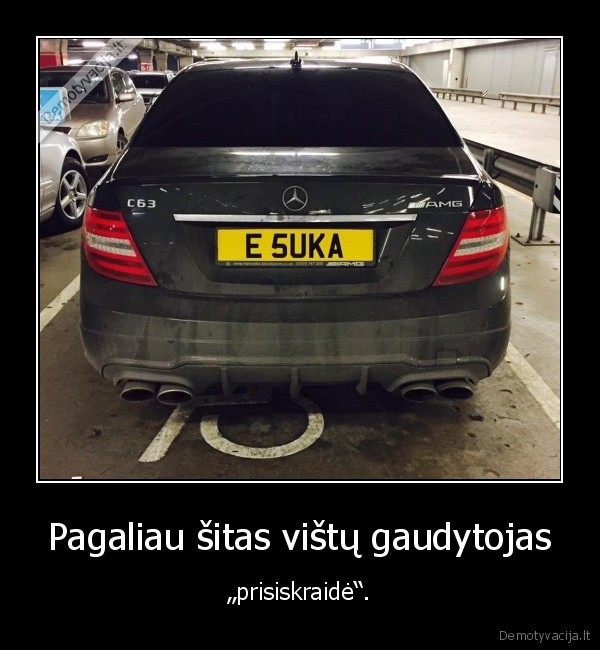 Pagaliau šitas vištų gaudytojas - „prisiskraidė“.