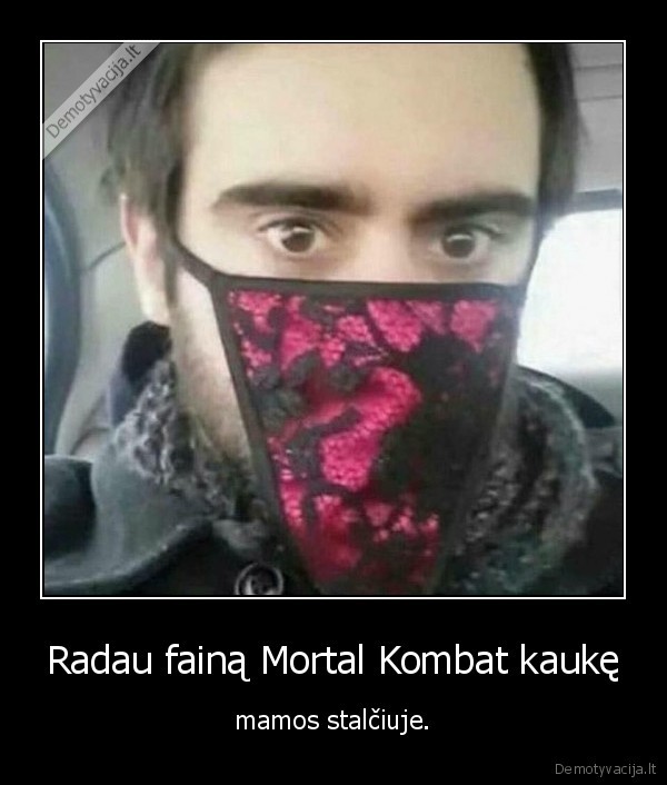 Radau fainą Mortal Kombat kaukę - mamos stalčiuje.