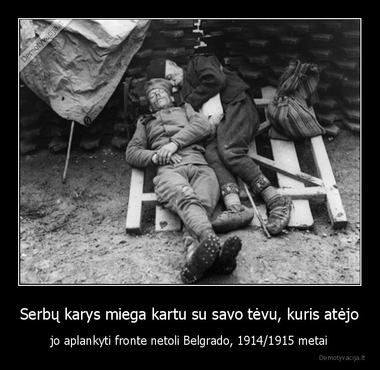 Serbų karys miega kartu su savo tėvu, kuris atėjo - jo aplankyti fronte netoli Belgrado, 1914/1915 metai