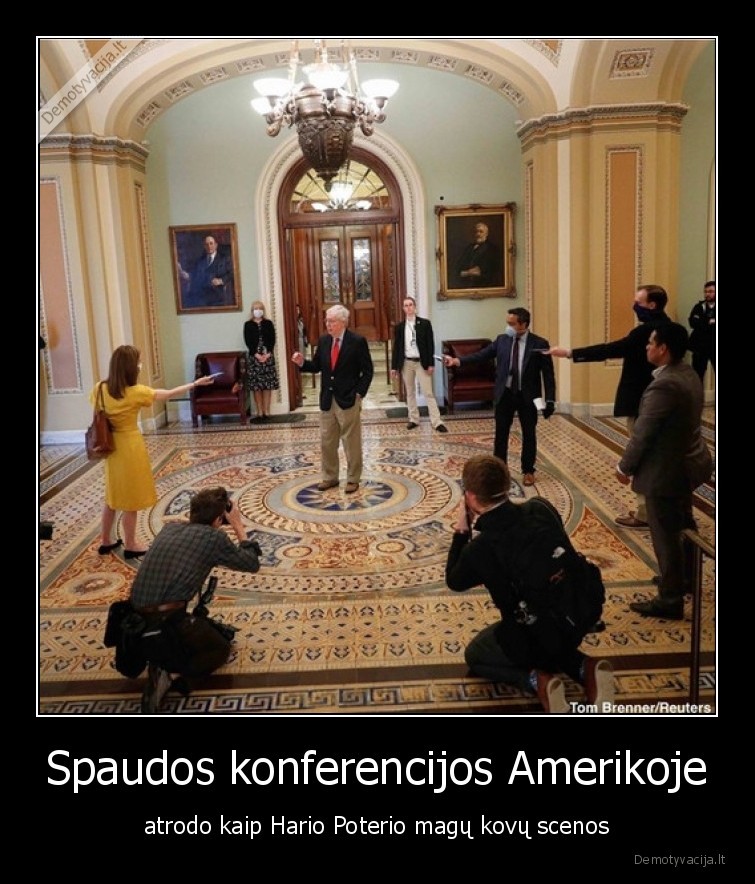 Spaudos konferencijos Amerikoje - atrodo kaip Hario Poterio magų kovų scenos