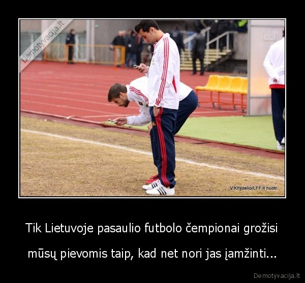 Tik Lietuvoje pasaulio futbolo čempionai grožisi - mūsų pievomis taip, kad net nori jas įamžinti...