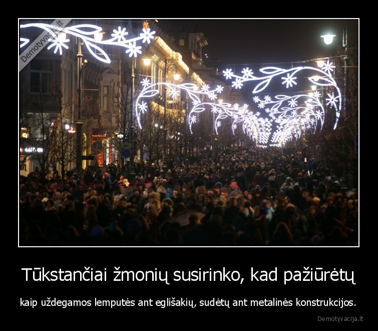 Tūkstančiai žmonių susirinko, kad pažiūrėtų - kaip uždegamos lemputės ant eglišakių, sudėtų ant metalinės konstrukcijos.