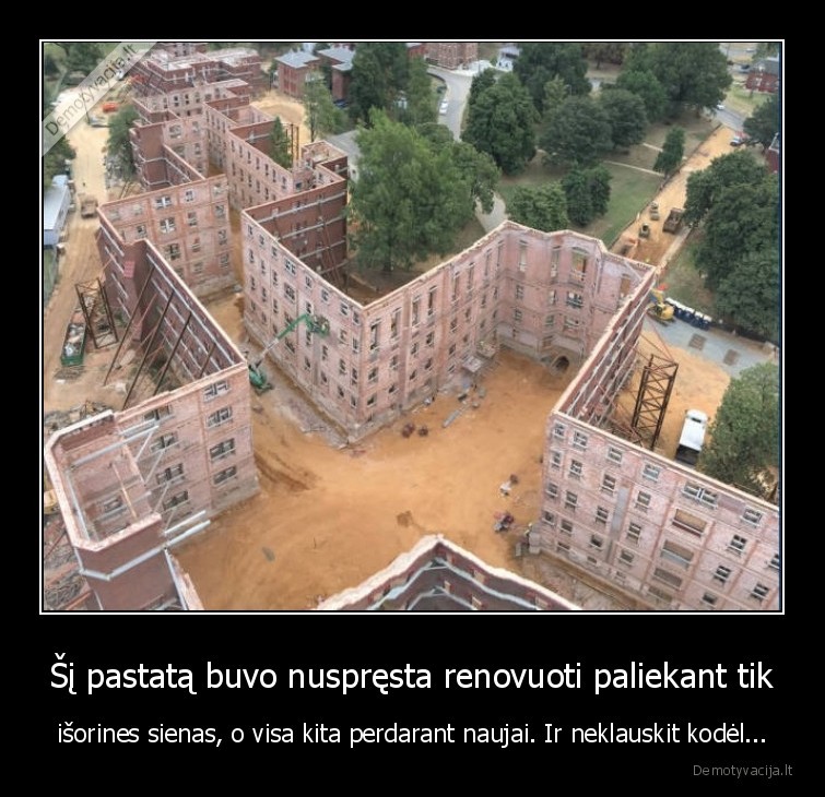 Šį pastatą buvo nuspręsta renovuoti paliekant tik - išorines sienas, o visa kita perdarant naujai. Ir neklauskit kodėl...