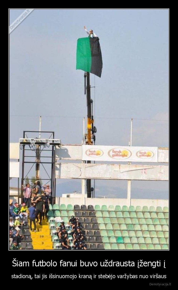 Šiam futbolo fanui buvo uždrausta įžengti į - stadioną, tai jis išsinuomojo kraną ir stebėjo varžybas nuo viršaus